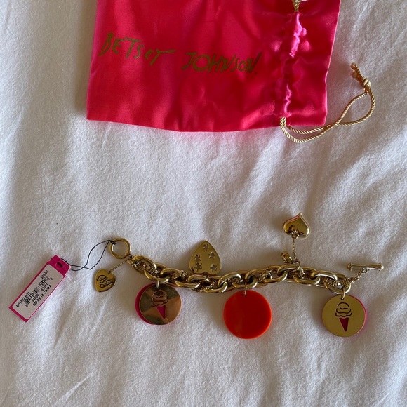 Betsy Johnson Gold Charm Bracelet NWT - Picture 2 of 9